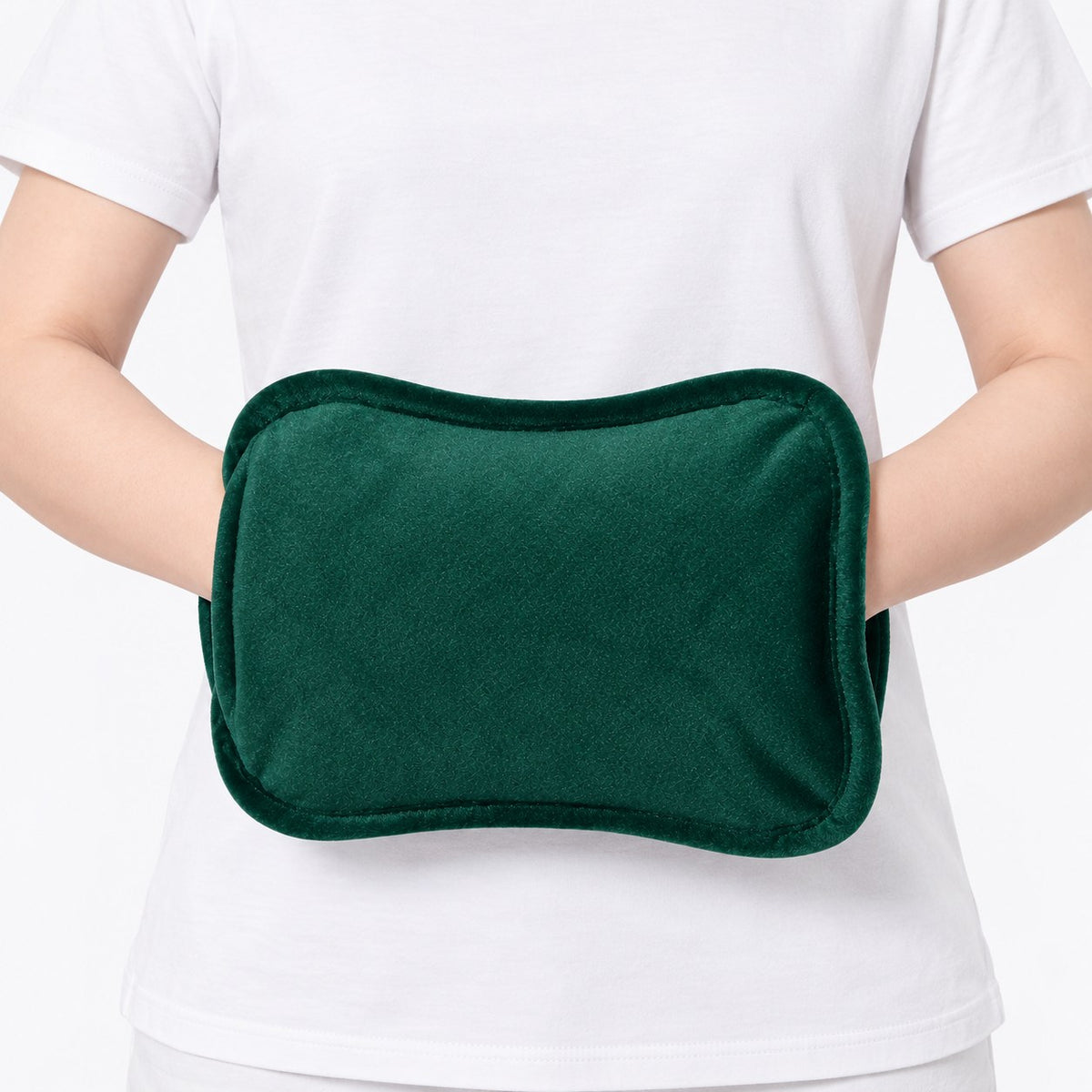 Muff verde de peluche en estudio