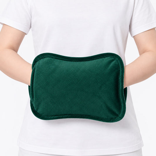 Muff verde de peluche en estudio
