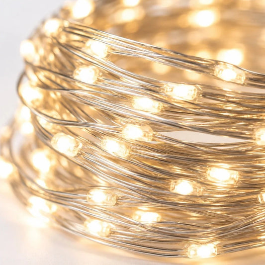 Primer plano de guirnalda LED de hilo de cobre con luz cálida