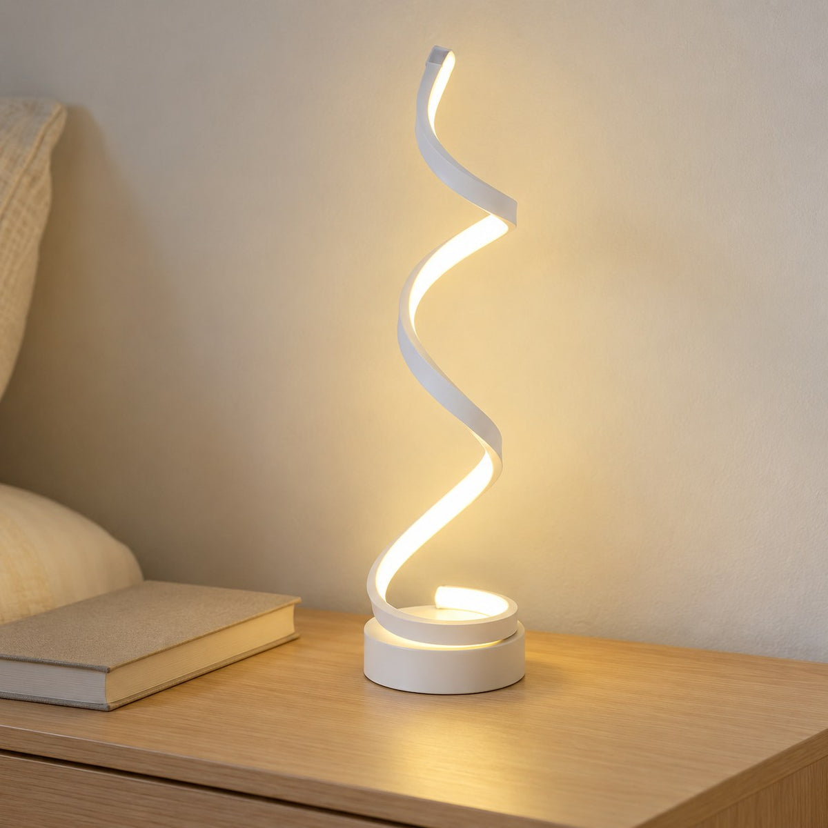 Lámpara espiral cálida sobre mesa de madera