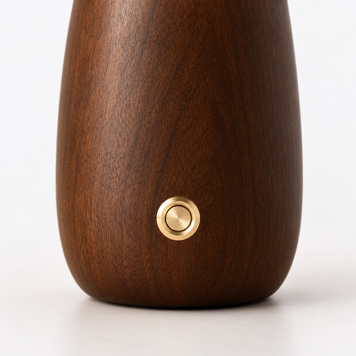 Botón dorado en madera de nogal