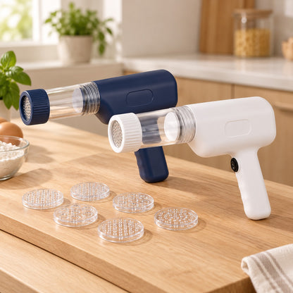 Máquina de pasta eléctrica en blanco y azul marino con sus 6 moldes sobre una mesa de madera