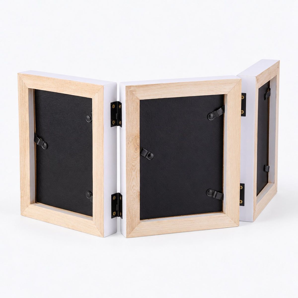 Tríptico de madera con bisagras negras