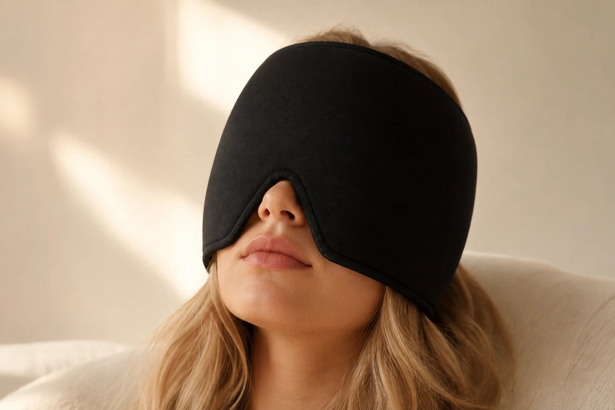 Mujer con el gorro de gel negro cubriendo cabeza y ojos, en primer plano