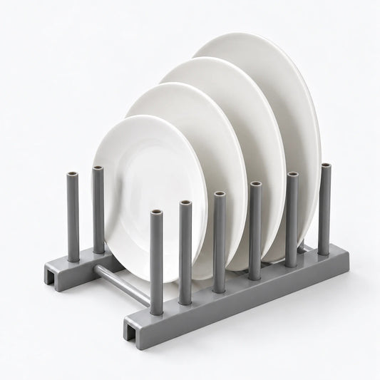Organizador de platos y tapas gris con cuatro platos blancos apoyados entre los postes