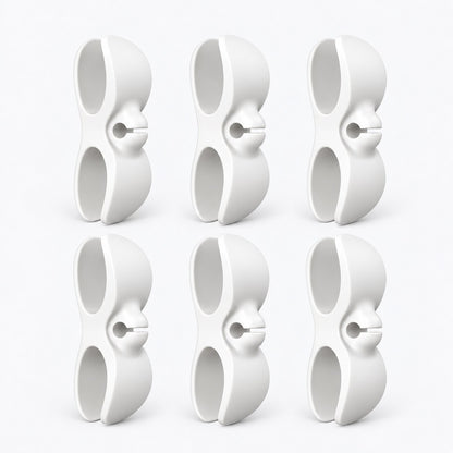 Seis clips blancos en formación ordenada