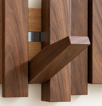 Detalle de perchero de madera nogal
