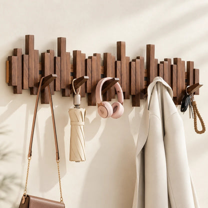 Perchero de pared de nogal con bolso, paraguas, auriculares y abrigo colgados