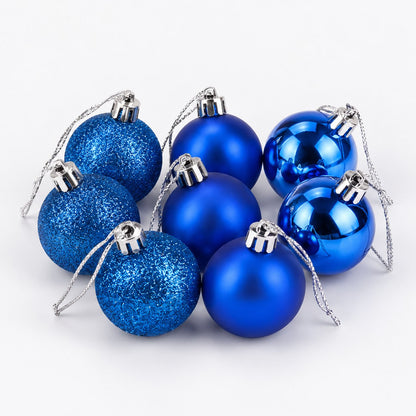 Adornos navideños azules sobre blanco