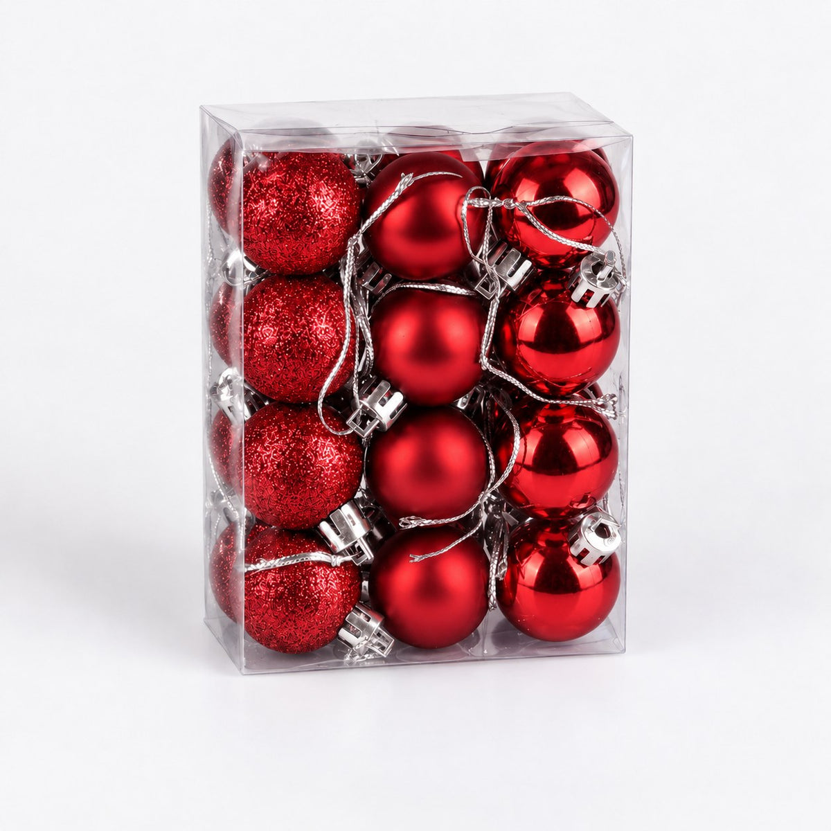 Caja transparente con adornos navideños rojos