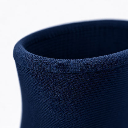 Primer plano de puño tubular azul marino