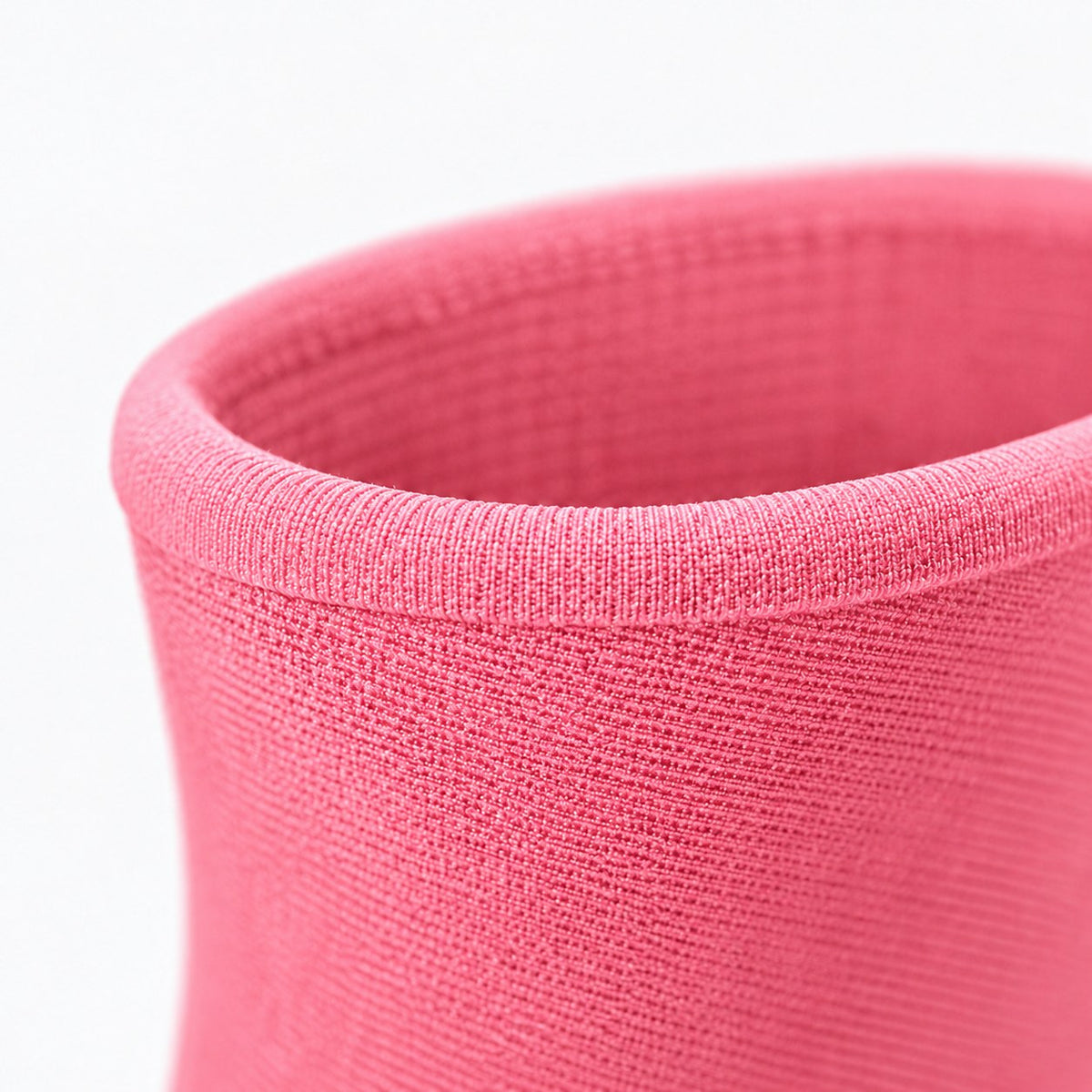 Primer plano de tubo textil rosa coral