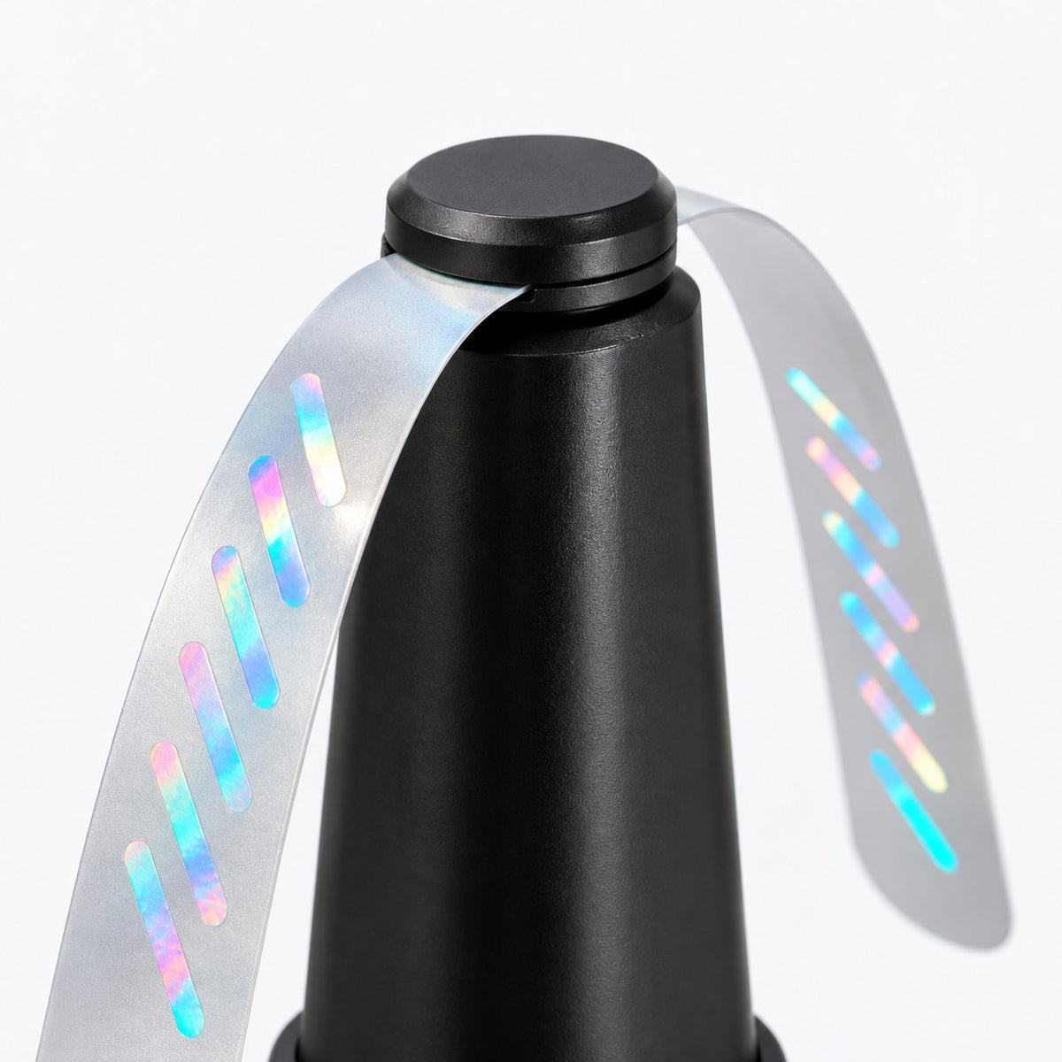 Dispositivo negro con aspas holográficas